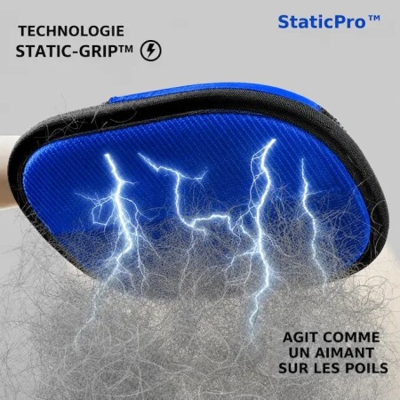 Gants anti-poils Staticpro électrostatique effet aimant avec éclairs bleus capturant une masse de poils d'animaux.